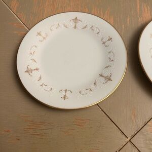 Noritake Courtney Pattern China Dinner Plate Set (2)